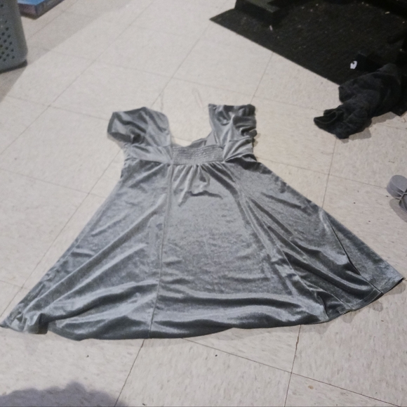 Rewind XL Silver Velvet A-Line Dress with Cap Sleeves – Elegant and Flowy - Picture 3 of 3